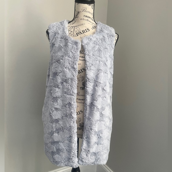 Sadie & Sage Jackets & Blazers - SADIE & SAGE ladies vest.                        Bag 12